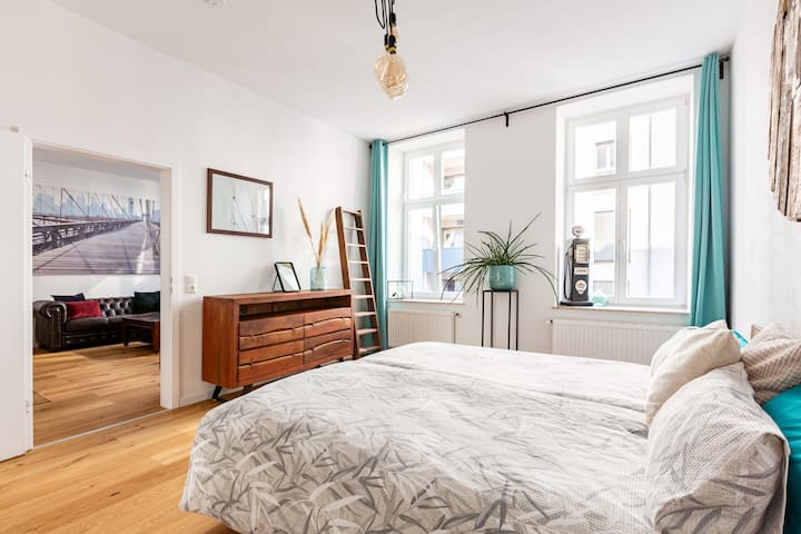 Dormitorio con vistas a la sala de estar