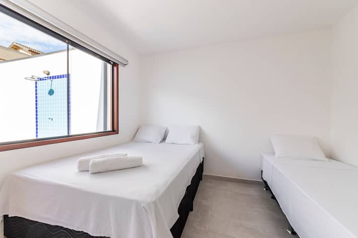 Suite 04. Udstyret med 1 dobbeltseng og 1 enkeltseng. Beliggende i stueetagen.