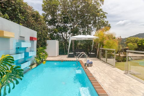 Successful Airbnb property: Estate, Heated Pool + Jacuzzi + Nature in El Peñol