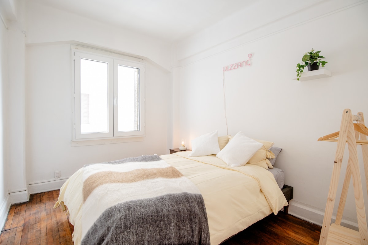 Udobna, prostrana i svijetla spavaća soba s bračnim krevetom. Goose down cover and heat electric beds. Također ima termospanelne prozore.