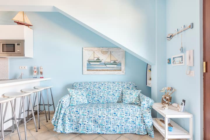 Divan i rehatshëm për t 'u çlodhur dhe për të lexuar një libër, me një pikturë të bukur të bërë nga një zejtar nga Orbetello. 