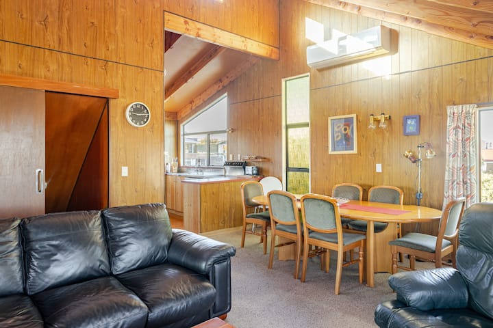 Cosy 80s Lake House, 2 Mile Bay, Wifi, 5 Bedroom - Taupo