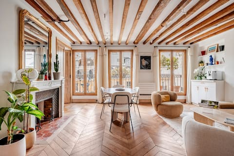 Popular Airbnb listing: Apartment in the heart of Paris in Paris