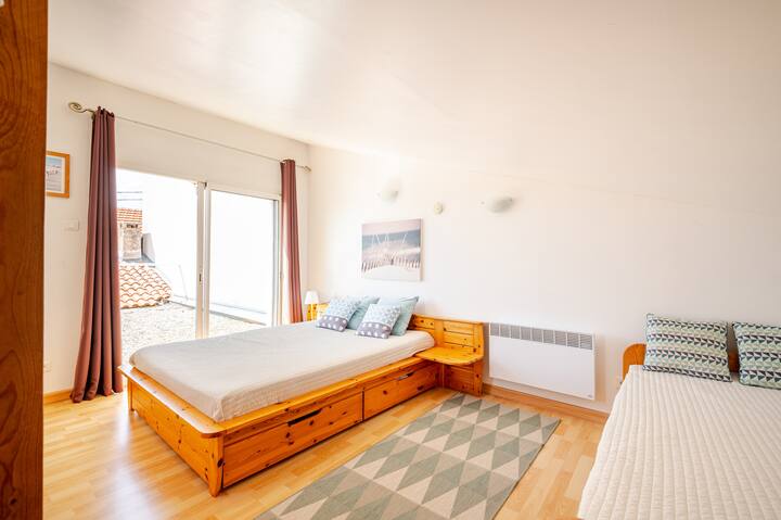 4 लोगों के लिए ऊपर का बेडरूम। 
140 बेड और पुल - आउट बेड (80 के 2 बेड)