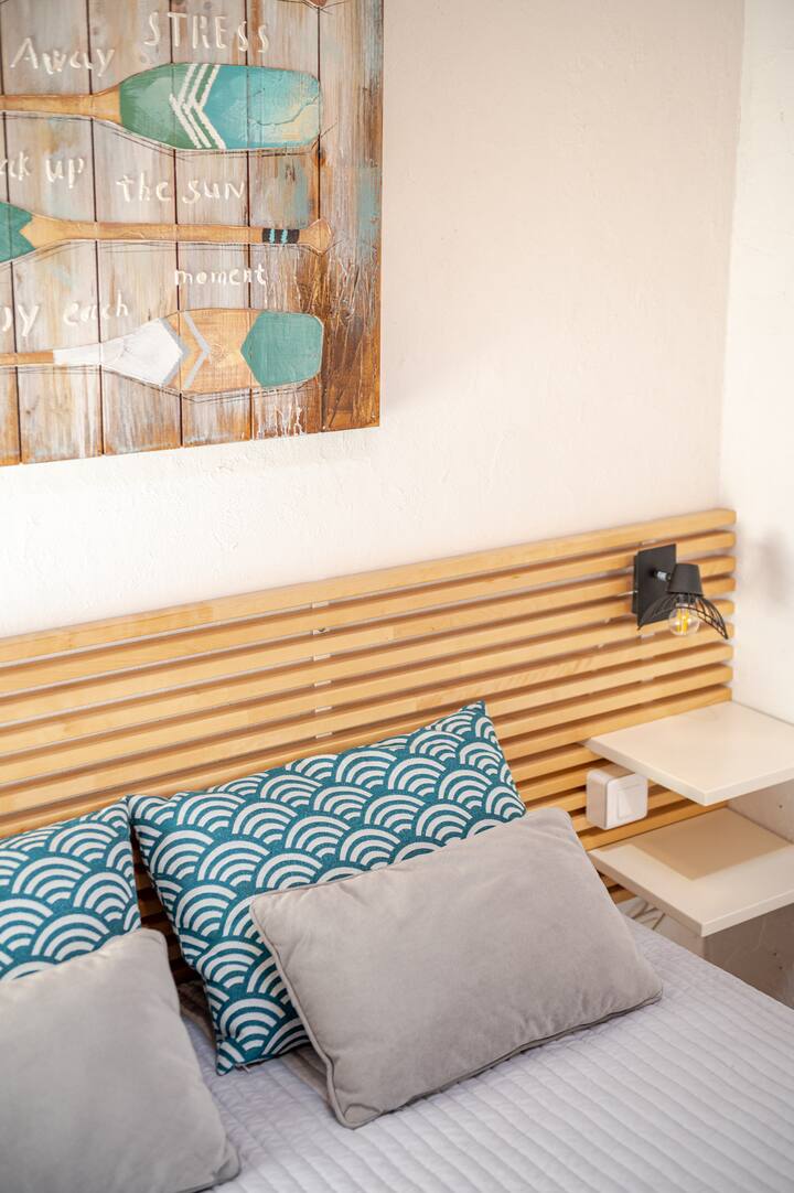 आंगन को देखकर बेडरूम।
डुवेट और तकिए अलमारी या ट्रंक में हैं।