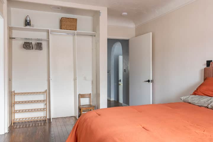 Acogedor dormitorio principal con cómoda cama tamaño king.