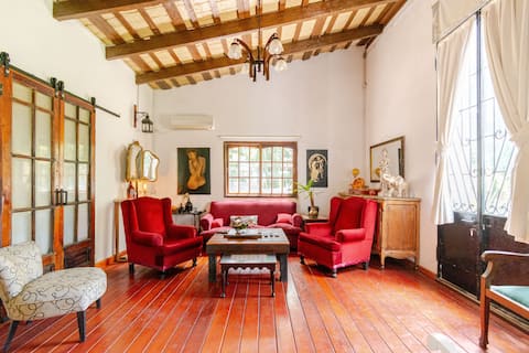 Beautiful Estate with Pool for up to 8 people