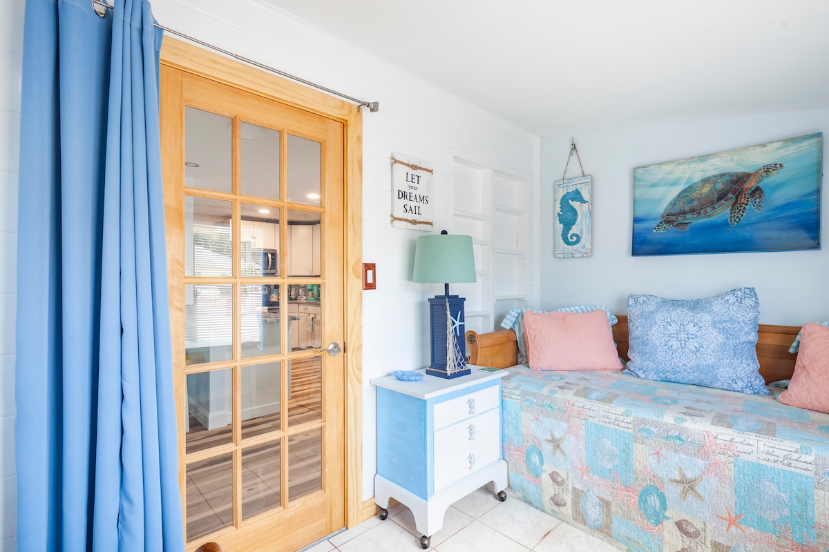 سرير نهاري ومكتب - توأم. توجد خزانة ملابس وطاولة طرفية على عجلات إذا كنت بحاجة إلى استخدام الدرج المزدوج - وهو مناسب لطفل. يغلق الباب للخصوصية، ولكن إذا أغلق الباب، فلن يكون تحت الهواء، لذلك أضفنا خيار الستارة.