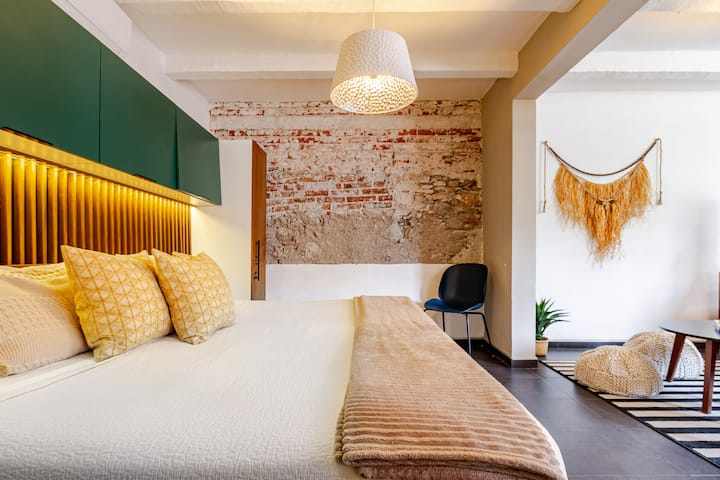 マスターベッドルームは2階のスイートスペースで、広々としたキングサイズベッドとエアコンが備わっており、快適にお過ごしいただけます。 ここでは、残りは広々とした明るい環境で保護されています。