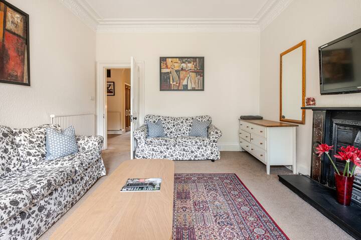 Lovely spacious 2 bed, 2 bath, overlooking Meadows