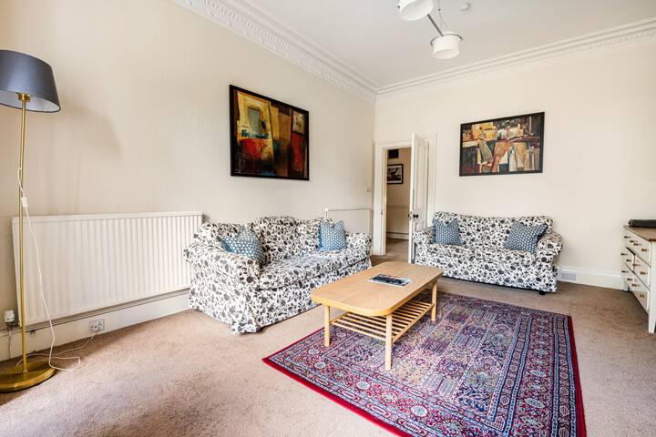 Lovely spacious 2 bed, 2 bath, overlooking Meadows gallery image 2