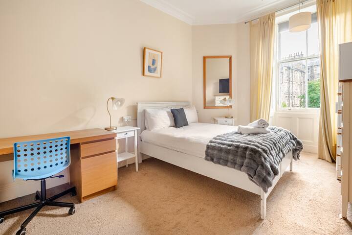 Lovely spacious 2 bed, 2 bath, overlooking Meadows gallery image 4