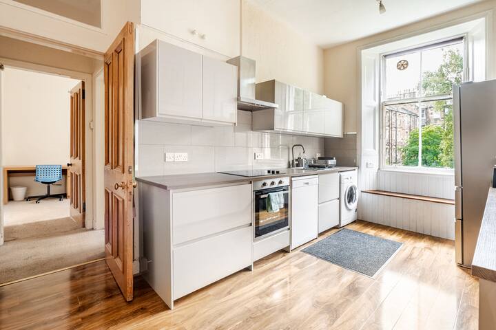 Lovely spacious 2 bed, 2 bath, overlooking Meadows gallery image 5