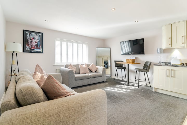 พื้นที่รับประทานอาหารที่หรูหราพร้อมโต๊ะรับประทานอาหารร่วมสมัยและที่นั่งสำหรับ 4 ท่าน เปิดไปยังห้องครัว มีแสงสว่างและน่าดึงดูด เหมาะสำหรับมื้ออาหารที่ผ่อนคลาย กาแฟยามเช้า หรือการรวมกลุ่มยามเย็นกับเพื่อนและครอบครัว