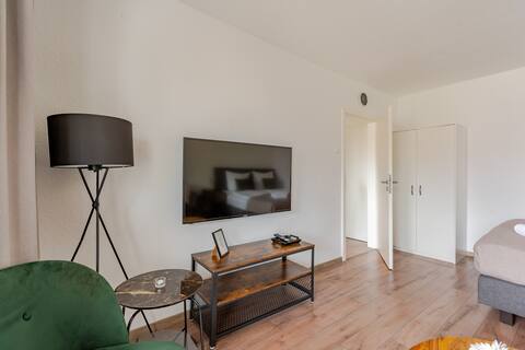 Top Airbnb: Bright & cozy apartment A#10 – with balcony in Dellviertel