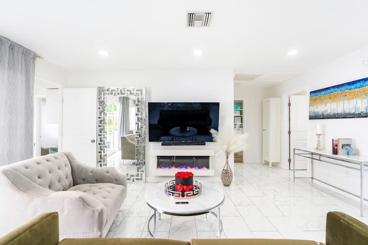 غرفة تجمع واسعة مع مدفأة كهربائية ونظام AppleTV وصوت