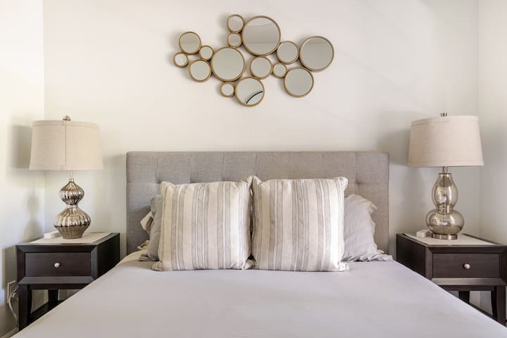 Chumba hiki cha kulala cha ghorofa ya kwanza kilicho na kitanda chenye starehe cha Queen kiko karibu na bafu la ghorofa ya chini.  Mahali pazuri kwa wale ambao huenda hawataki kukaa ghorofani katika vyumba vingine vya wageni. 