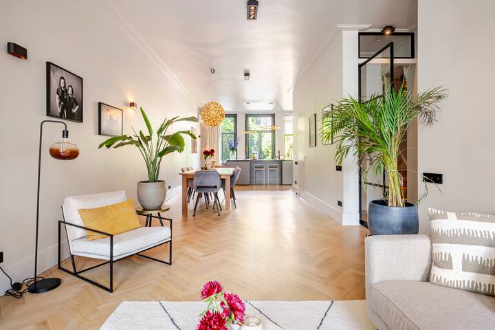 Luxurious family home in centre with garden gallery image 3