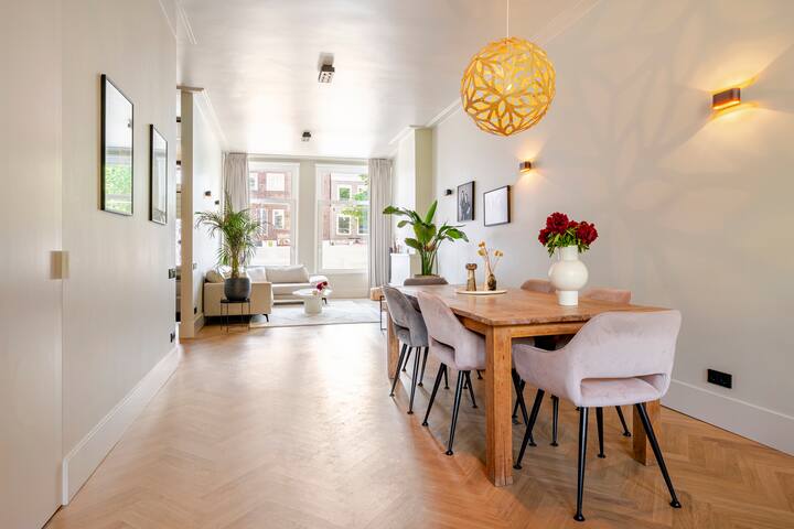 Luxurious family home in centre with garden gallery image 2