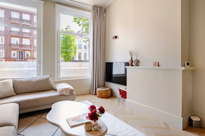 Luxurious family home in centre with garden gallery image 4