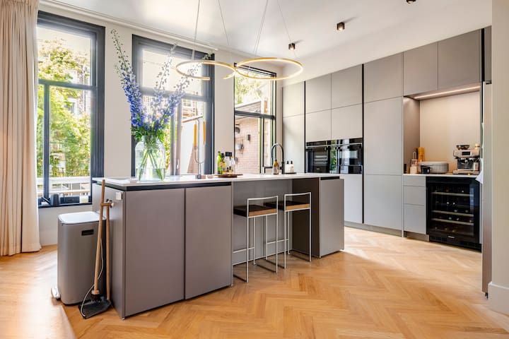 Luxurious family home in centre with garden