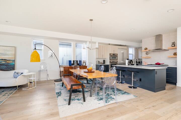 3-Story Home, Near Airport & Wilderness Preserve