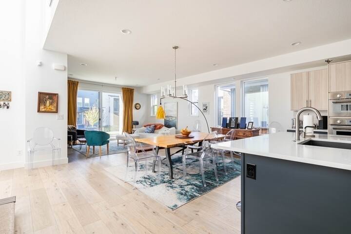 3-Story Home, Near Airport & Wilderness Preserve gallery image 5