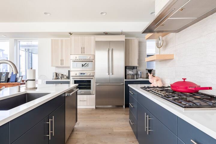 3-Story Home, Near Airport & Wilderness Preserve gallery image 4