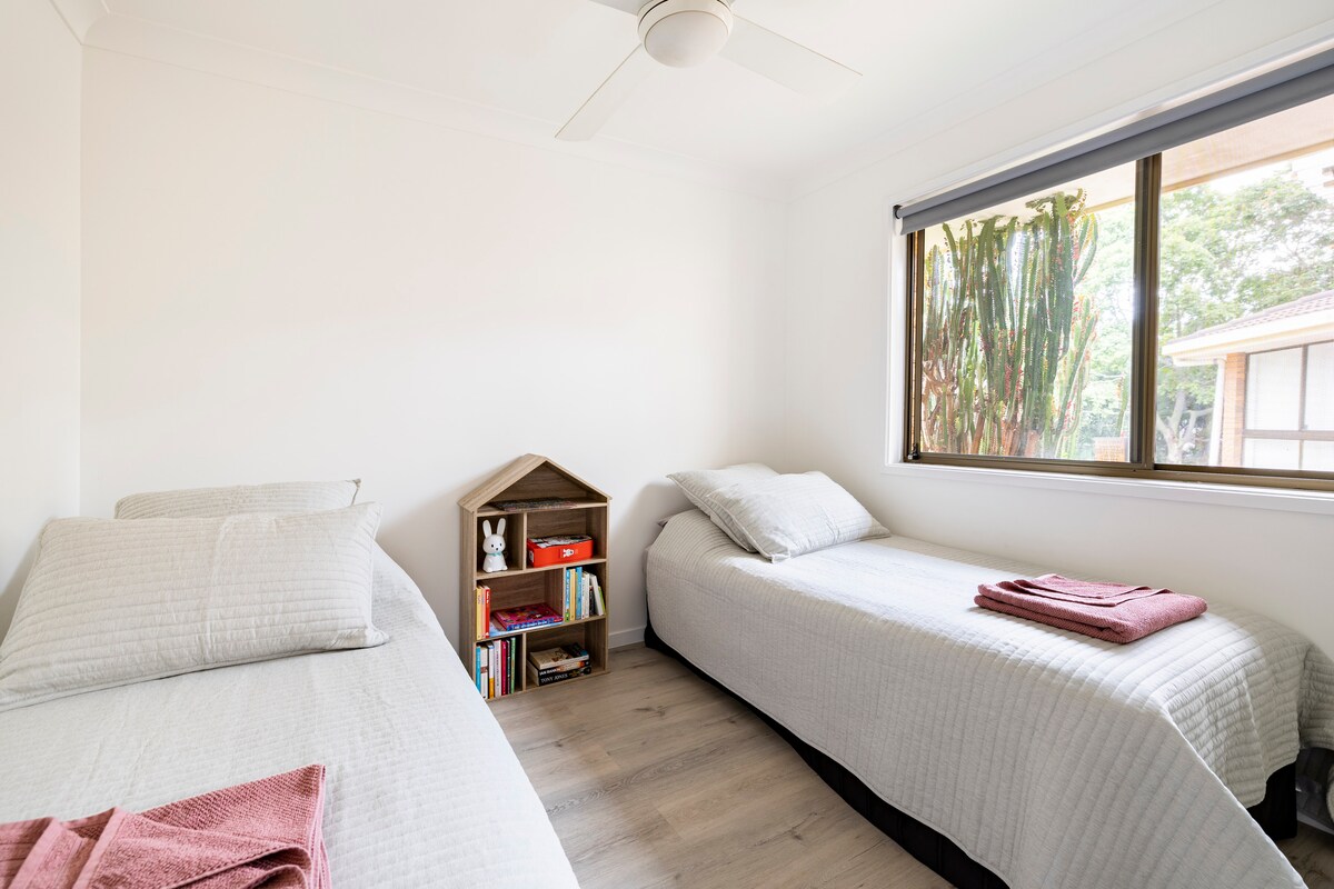 Tweede slaapkamer heeft twee eenpersoonsbedden , een aantal boeken en speelgoed zijn ook beschikbaar om te gebruiken tijdens je verblijf 