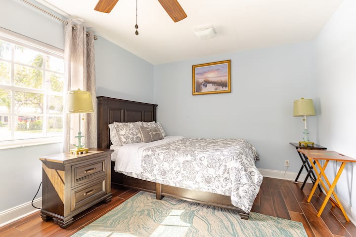 นี่คือห้องนอนสวีทที่ 2 ที่มีเตียงควีนไซส์และโซฟาเบดแบบดึงออกและตู้เสื้อผ้า 