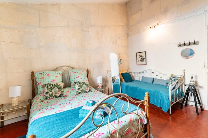 grande chambre  "flamand rose"
grand lit 140 x 190 cm
 petit lit 90 x 190 cm
draps et serviettes fournis 