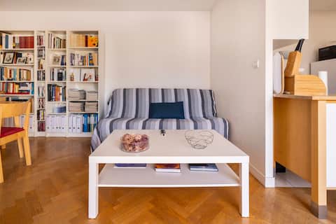 Quiet apt with parking near Palace