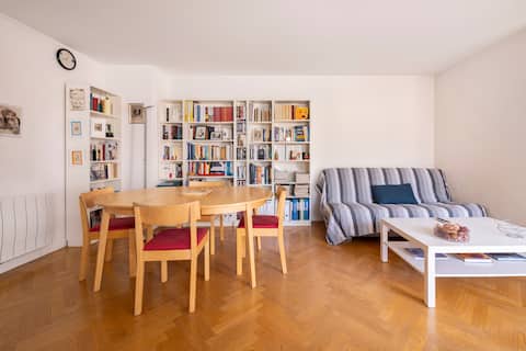 Popular Airbnb listing: Quiet apt with parking near Palace in Yvelines