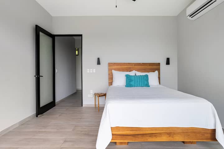 Las impresionantes vistas de la exuberante selva tropical proporcionan un telón de fondo sereno para tu estancia. Relájate cómodamente mientras te relajas en una cama lujosa y sábanas de lujo. Despierta con los relajantes sonidos del canto de los pájaros sumergiéndote en el ambiente tranquilo de la selva.