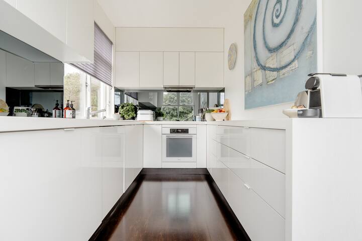 Spacious Art Deco Apartment Steps from the Beach gallery image 3