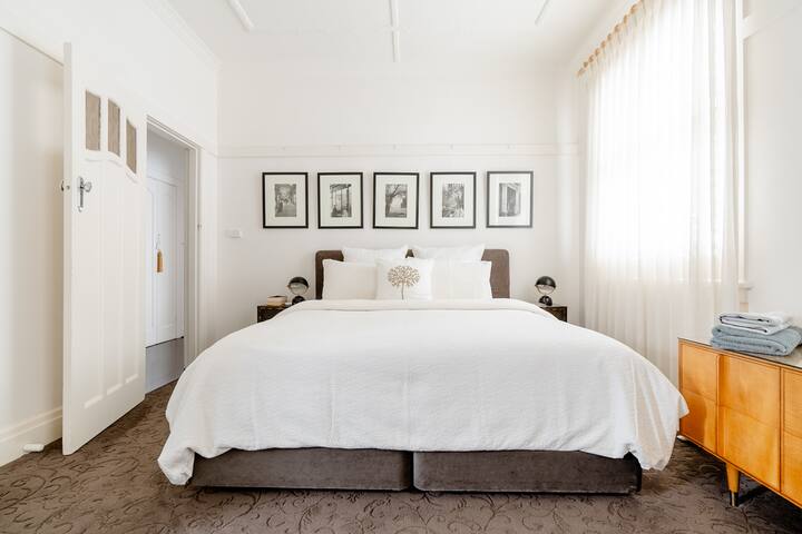 Spacious Art Deco Apartment Steps from the Beach gallery image 4