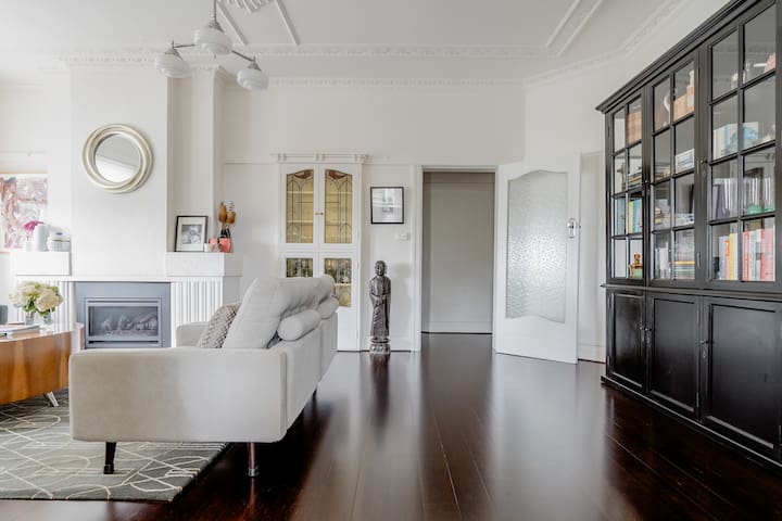 Spacious Art Deco Apartment Steps from the Beach gallery image 2