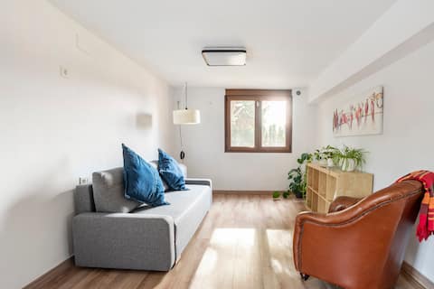 Clean & modern space. 10 min walk to the beach