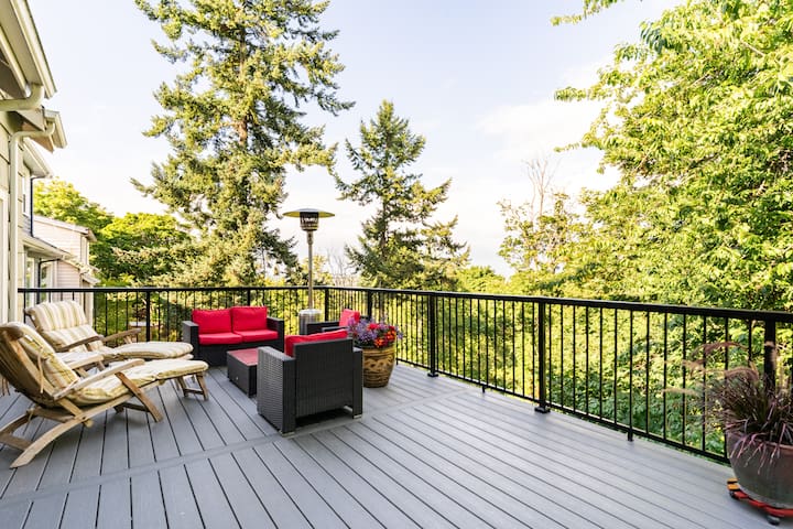 Urban Oasis on Queen Anne Hill 4 Bdr/3 Bath gallery image 3