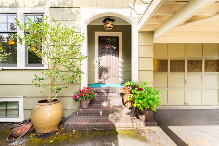 Urban Oasis on Queen Anne Hill 4 Bdr/3 Bath gallery image 5
