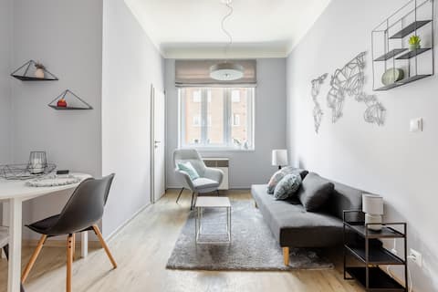 Top performing Airbnb: Modern and Cozy Apartment 15 min from City Center! in Praha 10