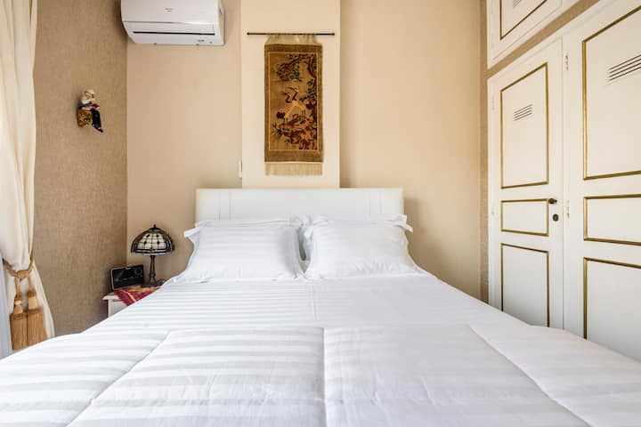 חדר מלא מעוצב היטב, מיטת קווין סייז, נוף לחוף בוטפוגו, מיזוג אוויר מפוצל חדש, טלוויזיה 50אינץ ', ארון גדול, מתלה נעליים, שידה אחת ו -3 מגירות, מאוורר נייד. מיני מקרר 71 ליטר. כל מה שהאורח צריך כדי להרגיש בנוח.