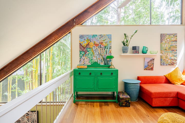 Solárium de planta abierta (arriba) con vista a los frondosos alrededores