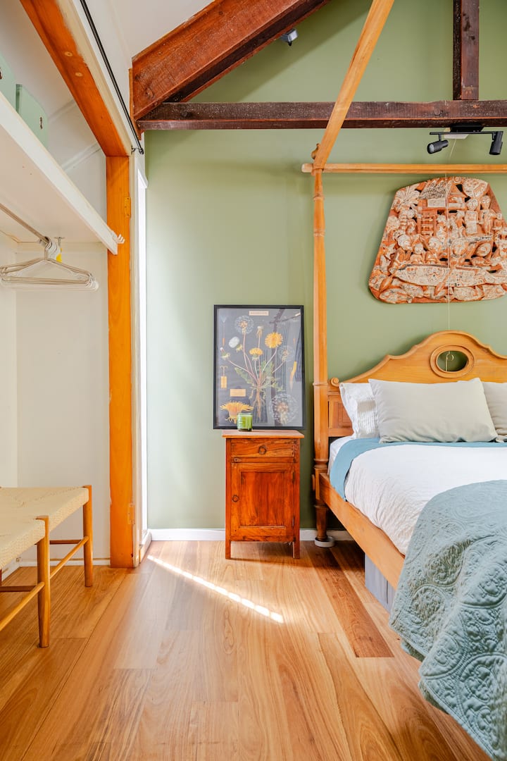 Sueño acogedor: cómoda cama doble con sábanas frescas y brisas naturales.