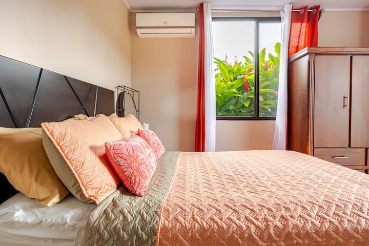 Chumba cha msingi cha kulala chenye bafu kinatoa kitanda kizuri, sehemu ya kuhifadhi nguo, bafu linalofanya kazi lenye vitu muhimu kwa ajili ya usafi wa kibinafsi na mazingira safi na ya faragha kwa ajili ya mapumziko