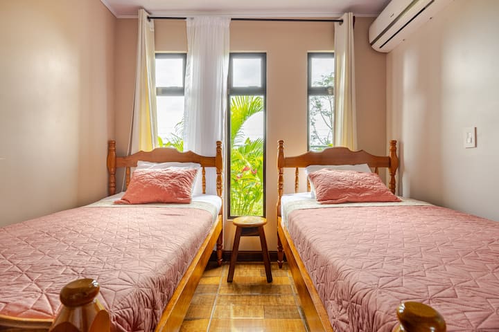 Chumba cha kulala cha msingi kilicho na vitanda viwili viwili, hutoa sehemu safi, yenye starehe na inayofanya kazi kwa ajili ya kulala na kuhifadhi vitu, kuhakikisha faragha na mapumziko yao