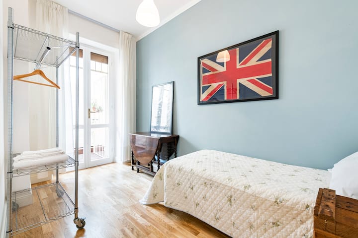 A touch of history and charm: the view of our single room shows you a unique atmosphere, enriched by the presence of an original English flag of a vessel. This decorative detail evokes a sense of adventure.