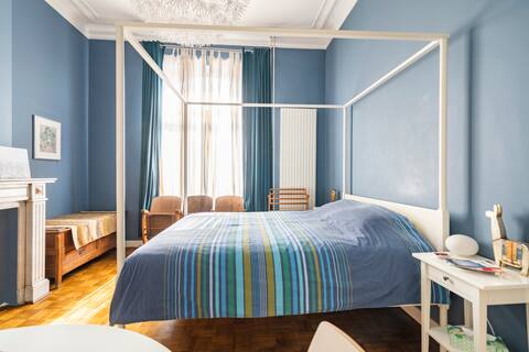 Like home in Brussels/ideal for 4-5 people.