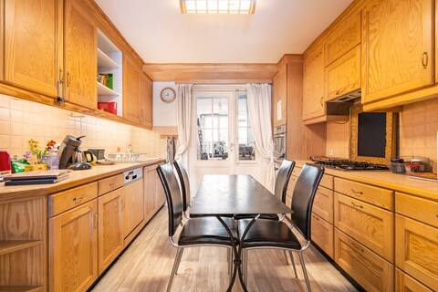 Like home in Brussels/ideal for 4-5 people.