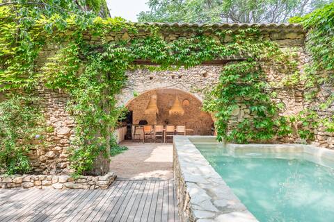 Air-conditioned farmhouse with swimming pool and 10pers summer kitchen